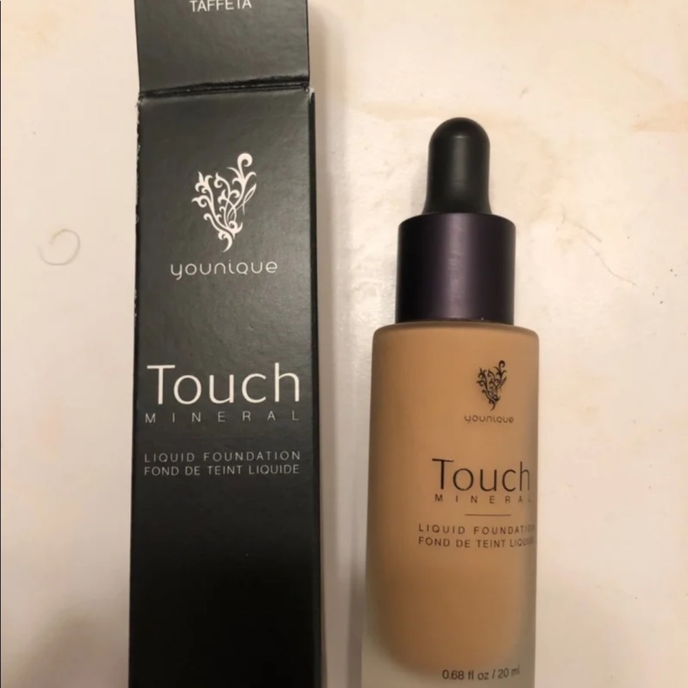 Younique taffeta liquid touch foundation